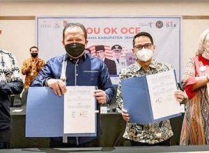 KERJA SAMA: Bupati Jember Ir. H. Hendy Siswanto (dua dari kiri), Ketua Umum OK OCE Indonesia Iim Rusyamsi (dua dari kanan) didampingi Ketua OK OCE Syam Pusat Reny Widya Lestari (kanan) menunjukkan Memorandum of Understanding (MoU) yang sudah ditandatangani.
