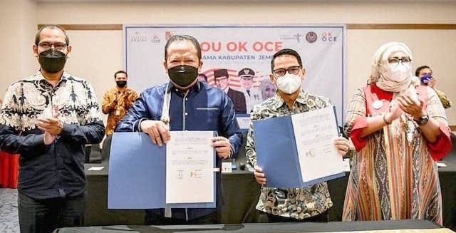 KERJA SAMA: Bupati Jember Ir. H. Hendy Siswanto (dua dari kiri), Ketua Umum OK OCE Indonesia Iim Rusyamsi (dua dari kanan) didampingi Ketua OK OCE Syam Pusat Reny Widya Lestari (kanan) menunjukkan Memorandum of Understanding (MoU) yang sudah ditandatangani.