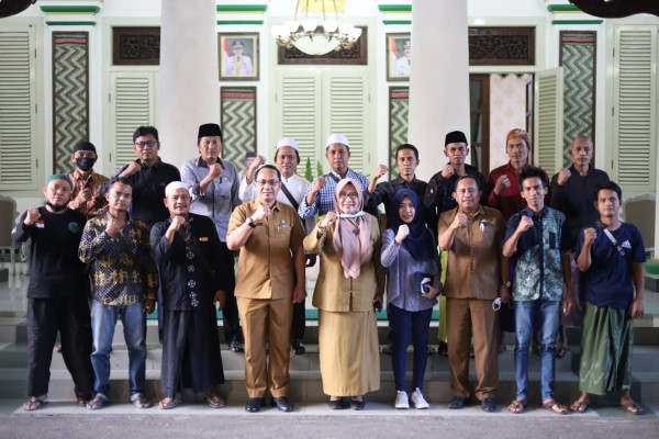 Asisten Bidang Perekonomian Pemkab Pamekasan, Nurul Widiastuti, (DPMPTSP Naker), Supriyanto, berfoto bersama pengusaha muda.