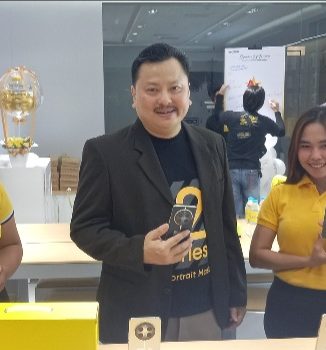 Rony Candra, owner Asia Jaya bersama sales memamerkan realme terbaru 12 series. (Foto: Adrian/ Kadenews.com)